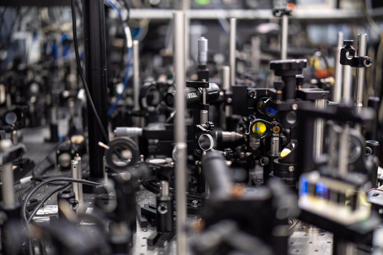 A Step Closer to Optical Computers: Skoltech Researchers Developed an All-Optical Universal Gate